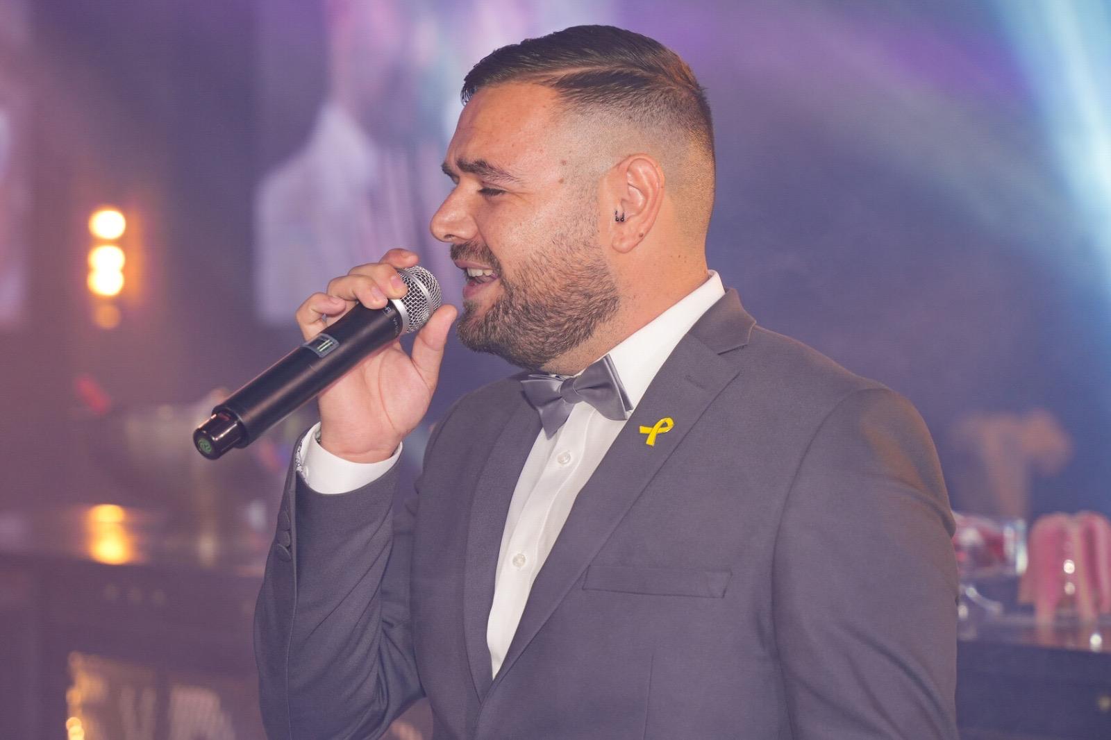 מאיר שוסטר בהופעה